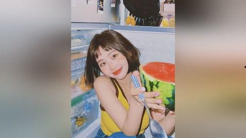 居家吃瓜拍照真实吗视频,真实还原还是精心剪辑？