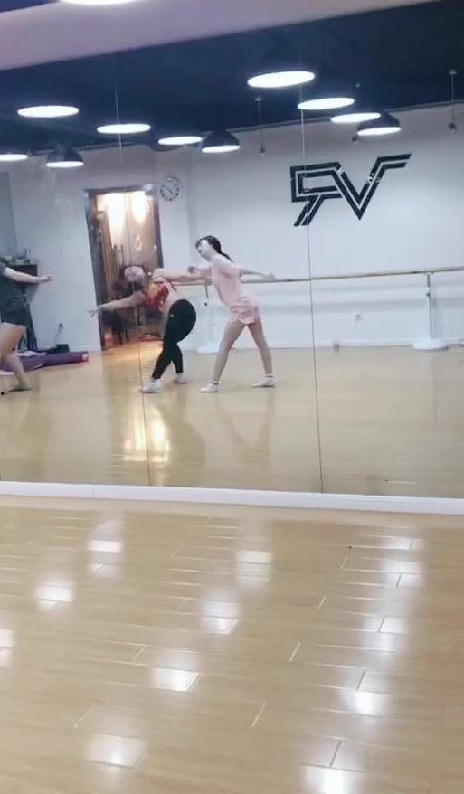 最火吃瓜舞视频,带你领略潮流新风尚