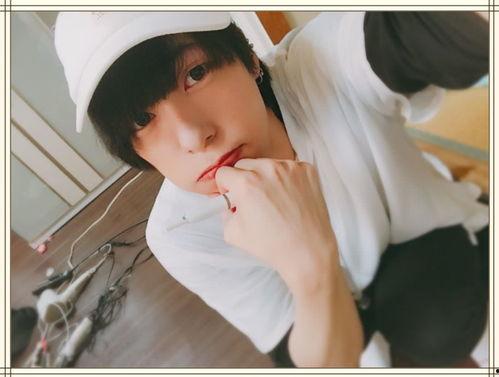 嫩哥吃瓜变装视频,趣味横生的跨界体验